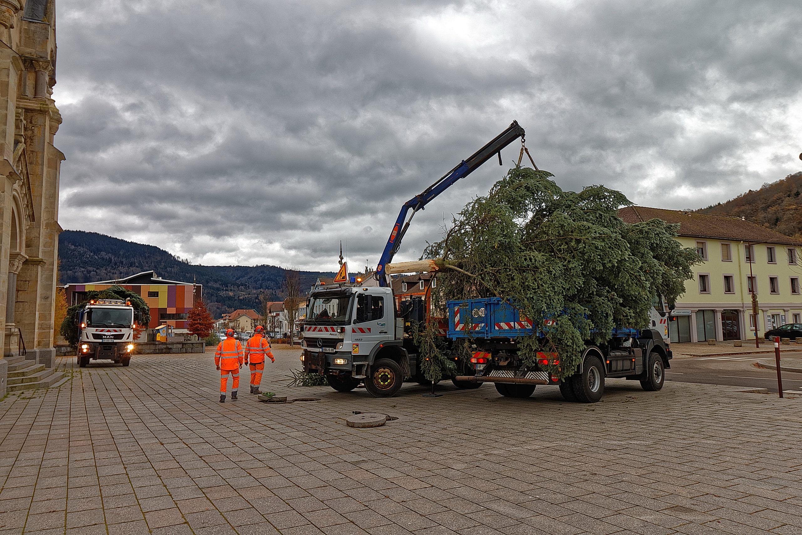 Les sapins de Noël sont arri­vés place de l’église