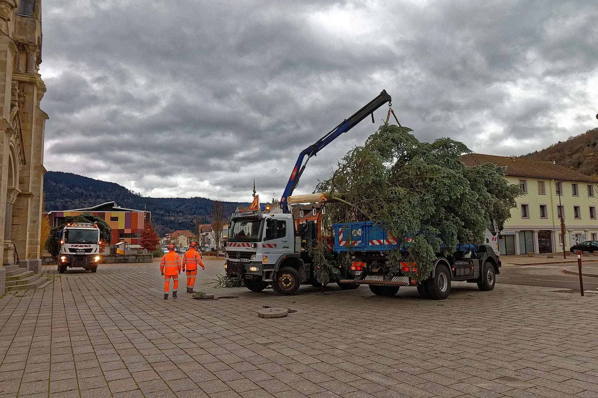 Les sapins de Noël sont arrivés place de l&rsquo;église